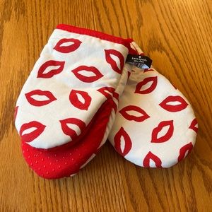 NWT Kate Spade Lips Oven Mit Set of 2